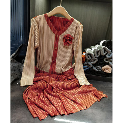 High end contrasting printed pleated dress for autumn, loose plus size long sleeved pleated dress