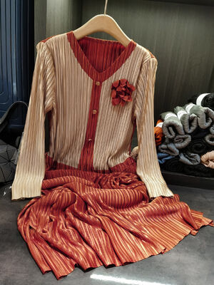 High end contrasting printed pleated dress for autumn, loose plus size long sleeved pleated dress