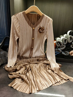 High end contrasting printed pleated dress for autumn, loose plus size long sleeved pleated dress