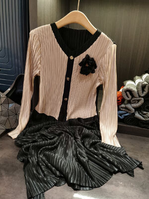 High end contrasting printed pleated dress for autumn, loose plus size long sleeved pleated dress