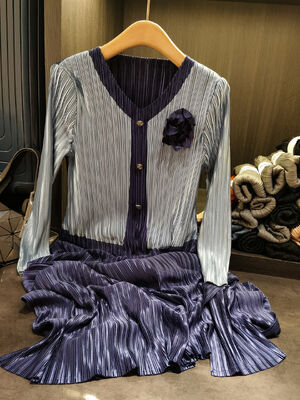 High end contrasting printed pleated dress for autumn, loose plus size long sleeved pleated dress