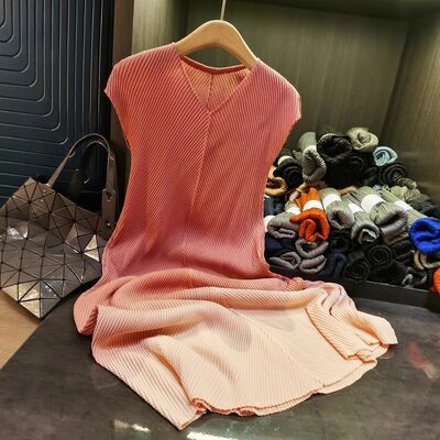 A niche pleated dress for women's sleeveless summer collection, slimming and gradient color fish scale pleated dress