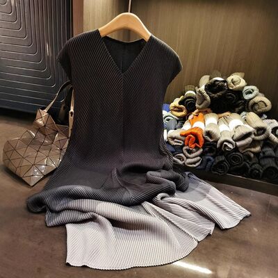 A niche pleated dress for women's sleeveless summer collection, slimming and gradient color fish scale pleated dress