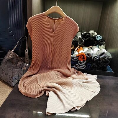 A niche pleated dress for women's sleeveless summer collection, slimming and gradient color fish scale pleated dress