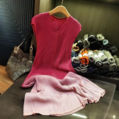 A niche pleated dress for women's sleeveless summer collection, slimming and gradient color fish scale pleated dress