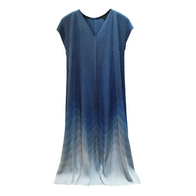 A niche pleated dress for women's sleeveless summer collection, slimming and gradient color fish scale pleated dress