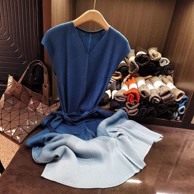 A niche pleated dress for women's sleeveless summer collection, slimming and gradient color fish scale pleated dress