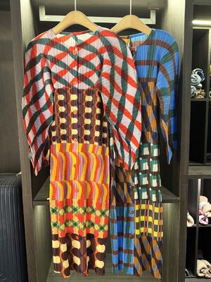 Uniquely designed irregular printed pleated dress for autumn, loose and casual, slimming long sleeved mid length skirt