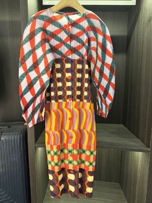 Uniquely designed irregular printed pleated dress for autumn, loose and casual, slimming long sleeved mid length skirt