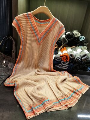 Summer Ethnic Style Elegant Age-Reducing Mid-Length Dress High Elasticity Plus Size V-Neck Simple Dragon Scale Pleated Solid