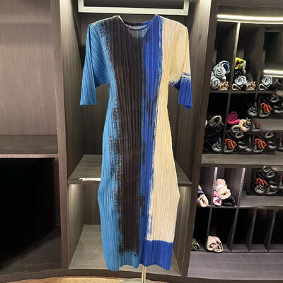 Summer new pleated round neck simple slim fit A-line casual solid color dress