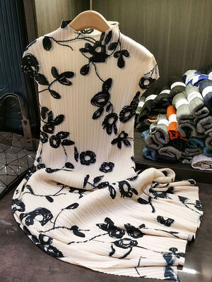 High End Three House Style Standing Neck Short Sleeved Printed Pleated Dress with a Slit at the Hem, Women's Summer New Style