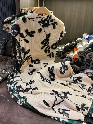 High End Three House Style Standing Neck Short Sleeved Printed Pleated Dress with a Slit at the Hem, Women's Summer New Style