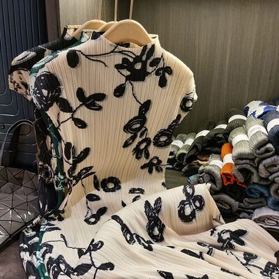 High End Three House Style Standing Neck Short Sleeved Printed Pleated Dress with a Slit at the Hem, Women's Summer New Style