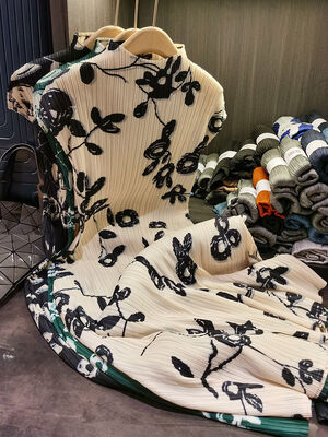 High-end Graceful Stand Collar Short-sleeved Printed Pleated Dress Slit Mid-length Dress for Women Summer