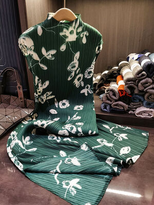 High-end Graceful Stand Collar Short-sleeved Printed Pleated Dress Slit Mid-length Dress for Women Summer