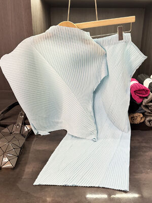 High-End Two-Piece Set Versatile Loose Fit T-Shirt with Stand-Up Collar & Elastic Waist Irregular Solid Color Runway Design