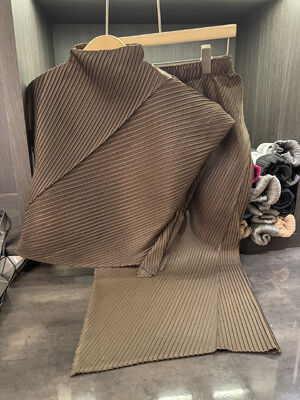 High-End Two-Piece Set Versatile Loose Fit T-Shirt with Stand-Up Collar & Elastic Waist Irregular Solid Color Runway Design