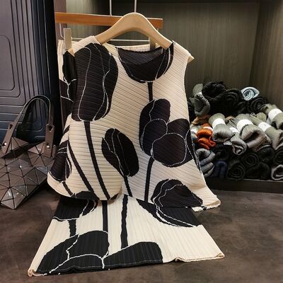 High-End Pleated Two-Piece Set for Spring and Summer Short Length High-Sleeved Top and Printed Skirt with Sleeveless Feature