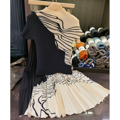 Summer New Fashion Outfit Sanzhai Color Matching Corn Pleated Short Sleeves T-shirt Women's Pleated Skirt Two-piece Set