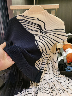 Summer New Fashion Outfit Sanzhai Color Matching Corn Pleated Short Sleeves T-shirt Women's Pleated Skirt Two-piece Set