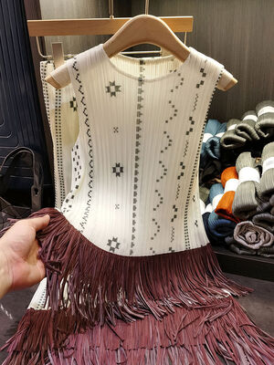 Fashionable Pleated Set for Women with Design Sense, Tassel Contrasting Color Print Sleeveless Top