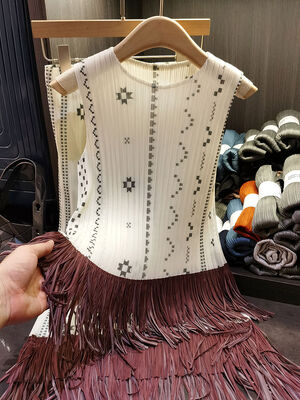 Fashionable Pleated Set for Women with Design Sense, Tassel Contrasting Color Print Sleeveless Top