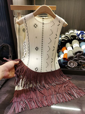 Fashionable Pleated Set for Women with Design Sense, Tassel Contrasting Color Print Sleeveless Top