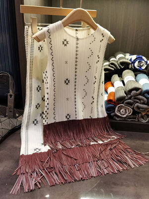 Fashionable Pleated Set for Women with Design Sense, Tassel Contrasting Color Print Sleeveless Top