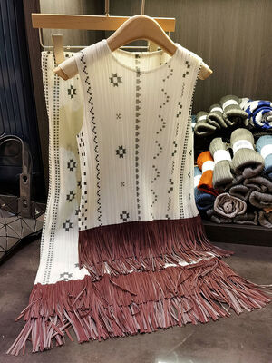 Fashionable Pleated Set for Women with Design Sense, Tassel Contrasting Color Print Sleeveless Top