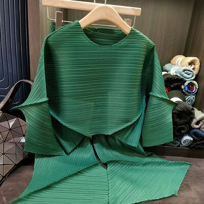 Elegant Loose Casual Fashion Plus Size Two-Piece Set for Women Solid Color Round Neck Top & Shorts