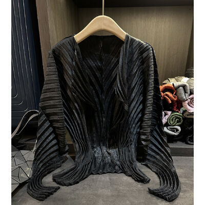 Autumn new simple solid color long sleeved women's striped pleated collar buttonless cardigan temperament commuting Cota