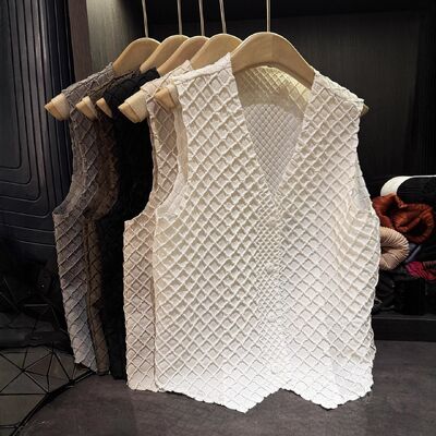 2025 Summer New Women's French Style Single-Breasted V-Neck Woolen Knitted Vest Slim Fit Outerwear Top with Button Decoration