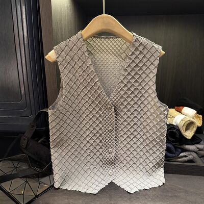 2025 Summer New Women's French Style Single-Breasted V-Neck Woolen Knitted Vest Slim Fit Outerwear Top with Button Decoration