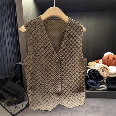 2025 Summer New Women's French Style Single-Breasted V-Neck Woolen Knitted Vest Slim Fit Outerwear Top with Button Decoration