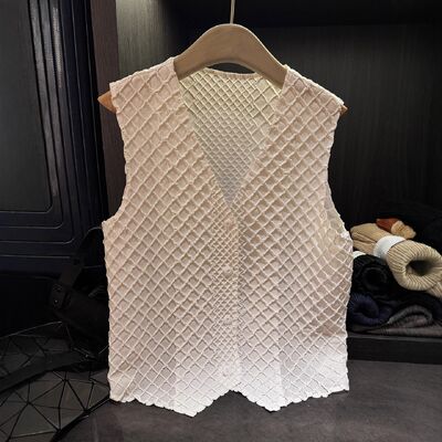 2025 Summer New Women's French Style Single-Breasted V-Neck Woolen Knitted Vest Slim Fit Outerwear Top with Button Decoration