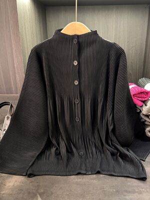 Women's Elegant Cardigan Jacket Coarse-Grained Pleated Long Sleeves Single-Breasted Solid Color Versatile Casual Style Autumn
