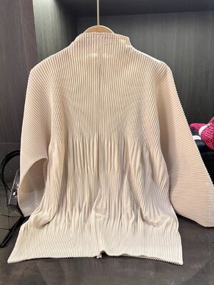 Women's Elegant Cardigan Jacket Coarse-Grained Pleated Long Sleeves Single-Breasted Solid Color Versatile Casual Style Autumn