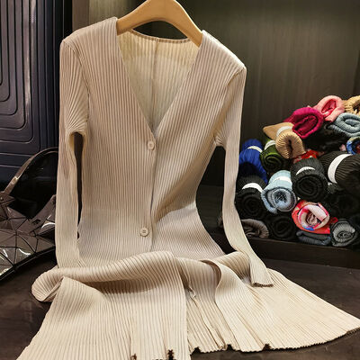 High-End Women's V-Neck Cardigan Elegant Relaxed Style Slimming Pleated Top for Spring Autumn Casual Mid-Length Outfit
