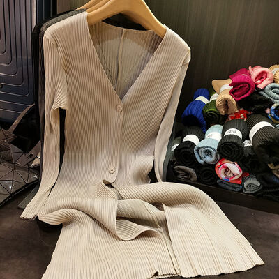 High-End Women's V-Neck Cardigan Elegant Relaxed Style Slimming Pleated Top for Spring Autumn Casual Mid-Length Outfit