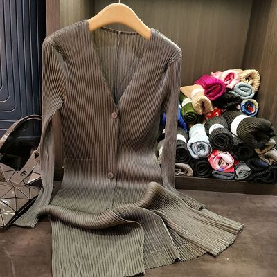 High-End Women's V-Neck Cardigan Elegant Relaxed Style Slimming Pleated Top for Spring Autumn Casual Mid-Length Outfit