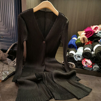 High-End Women's V-Neck Cardigan Elegant Relaxed Style Slimming Pleated Top for Spring Autumn Casual Mid-Length Outfit