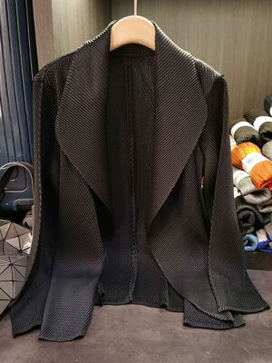 Spring 2025 Women's Solid Color Lapel Long Sleeved Pleated Women's Long Coat