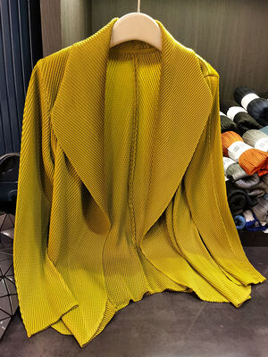 Spring 2025 Women's Solid Color Lapel Long Sleeved Pleated Women's Long Coat