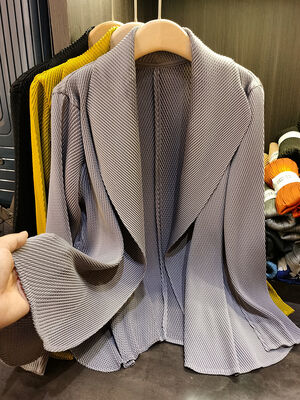 Spring 2025 Women's Solid Color Lapel Long Sleeved Pleated Women's Long Coat