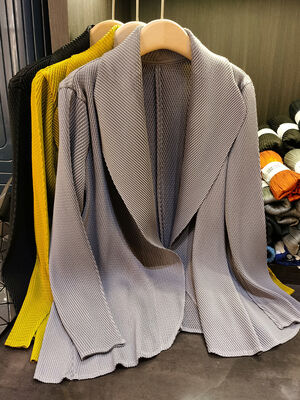 Spring 2025 Women's Solid Color Lapel Long Sleeved Pleated Women's Long Coat