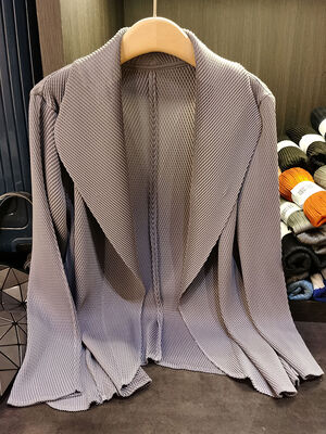 Spring 2025 Women's Solid Color Lapel Long Sleeved Pleated Women's Long Coat