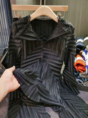 Advanced Sense New Autumn Female Two-Piece Set Hot Selling Long Sleeve Pleated Top and Loose Fit Lapel Pants One Color