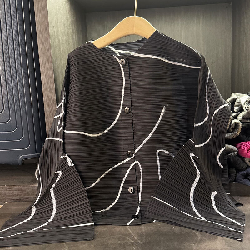 High-End Simple Stripe Irregular Print Cardigan Autumn New Casual Loose Plus Size Long Sleeve Top Made of Polyester Fabric