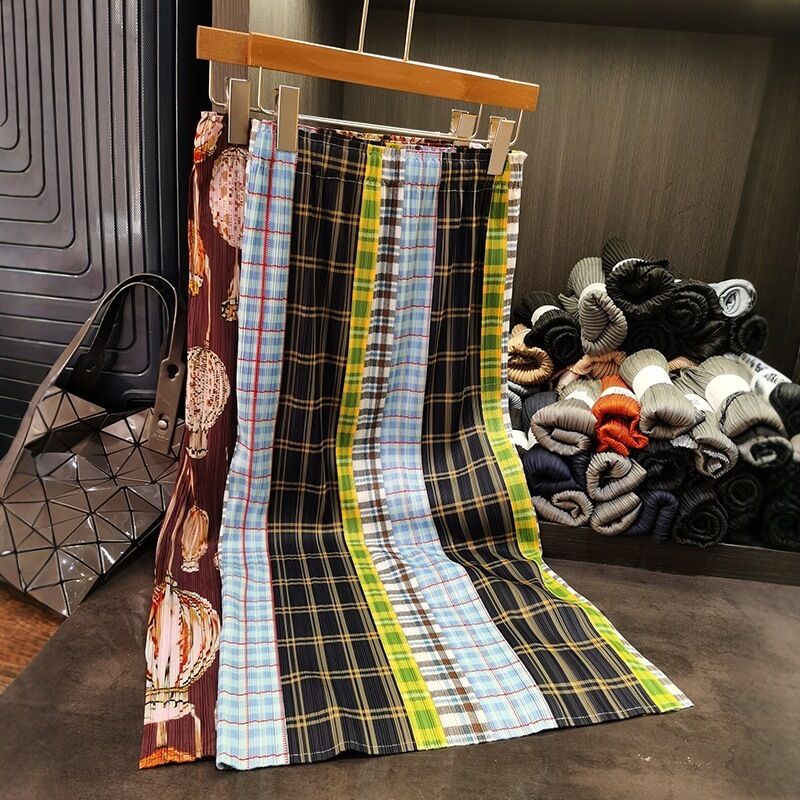 Women's Elegant Temperament Retro Plaid Pleated Skirt New Literary Design with Breathable and Natural Waistline for Summer